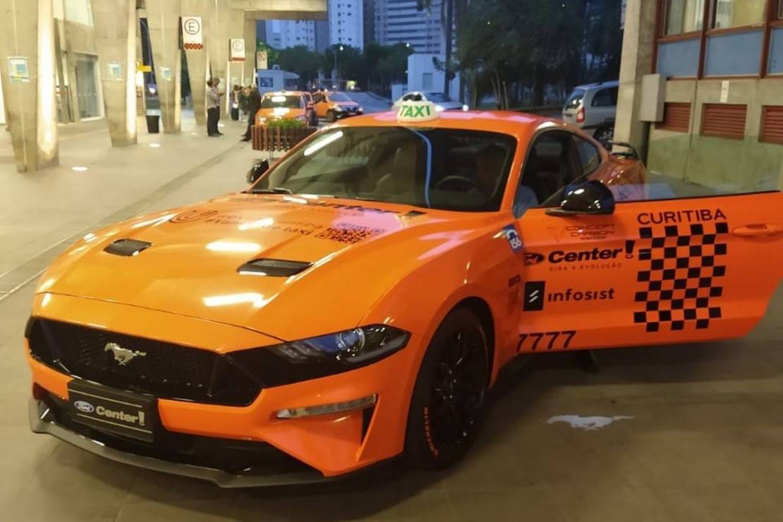 Táxi Mustang chamou a atenção no centro de Curitiba.