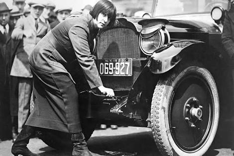 A primeira taxista do mundo, Wilma Russey, também era mecânica