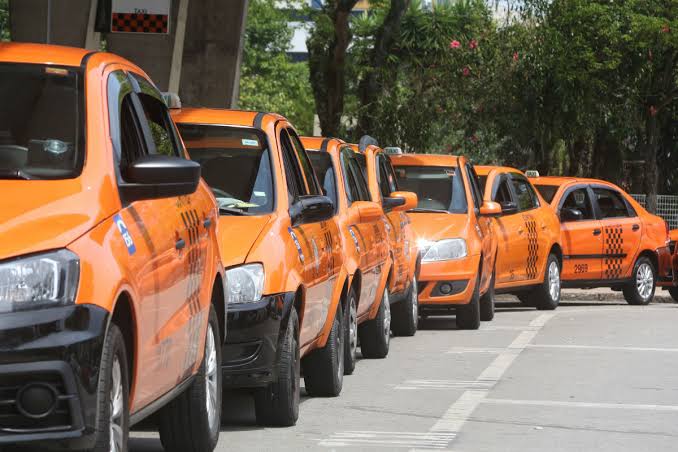 Associação de taxistas está realizando apenas um quarto do número de corridas que fazia em média.