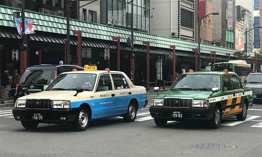Táxis que parecem saídos da década de 80 contrastam com o ambiente futurista da capital japonesa.