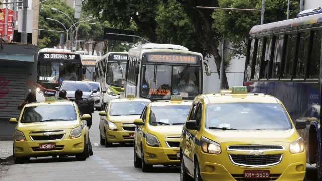 Sem renda, taxistas não conseguem pagar financiamentos dos carros - Crédito da foto: Guilherme Pinto