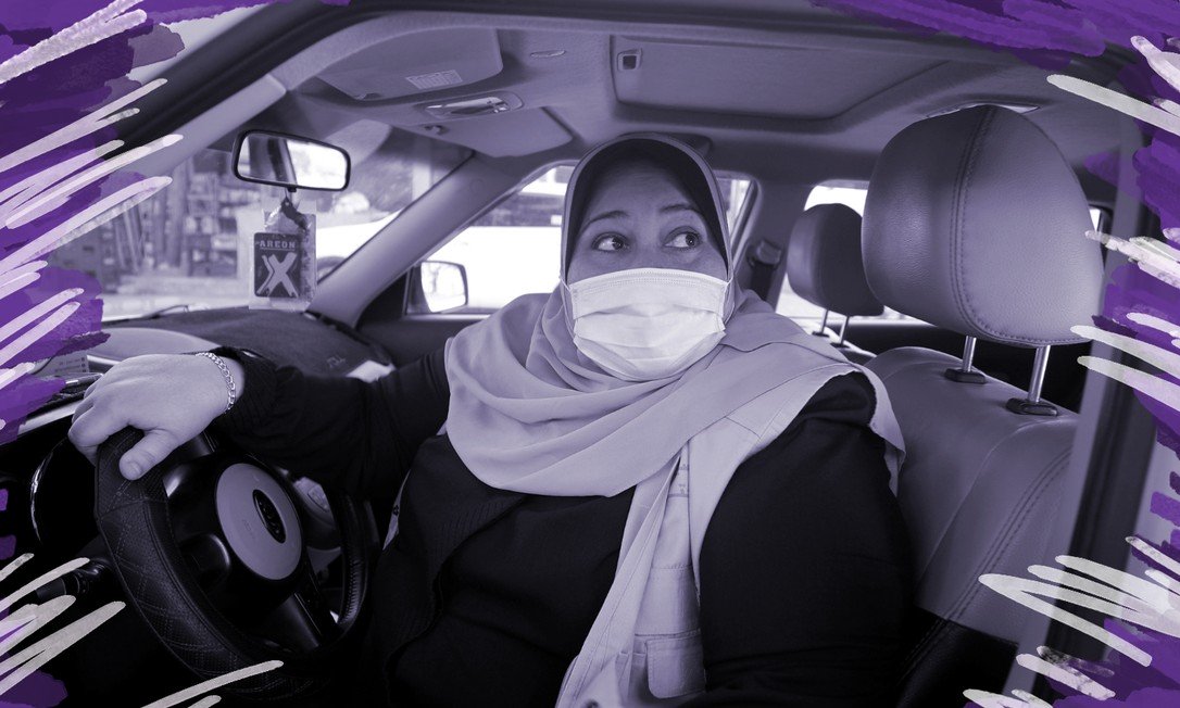 A palestina Nayla Abou Jubbah, é a primeira mulher na Faixa de Gaza a oferecer um serviço de táxi exclusivo para mulheres.