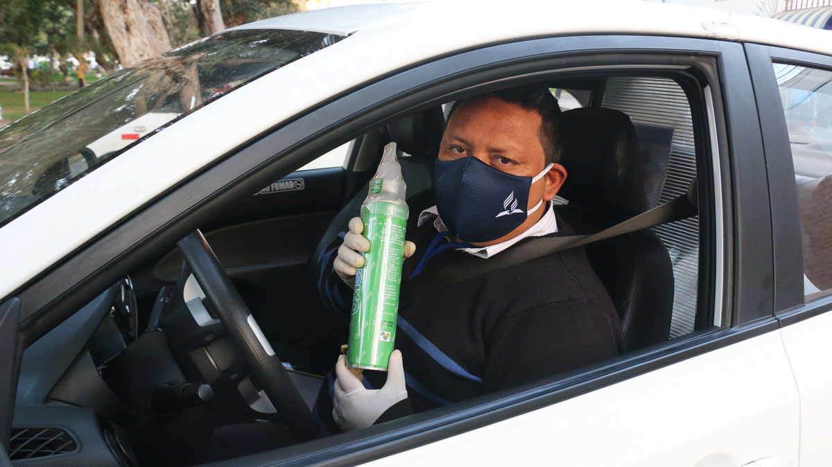 Amir Sanchez sempre carrega oxigênio em seu táxi para ajudar pessoas com o novo coronavírus.