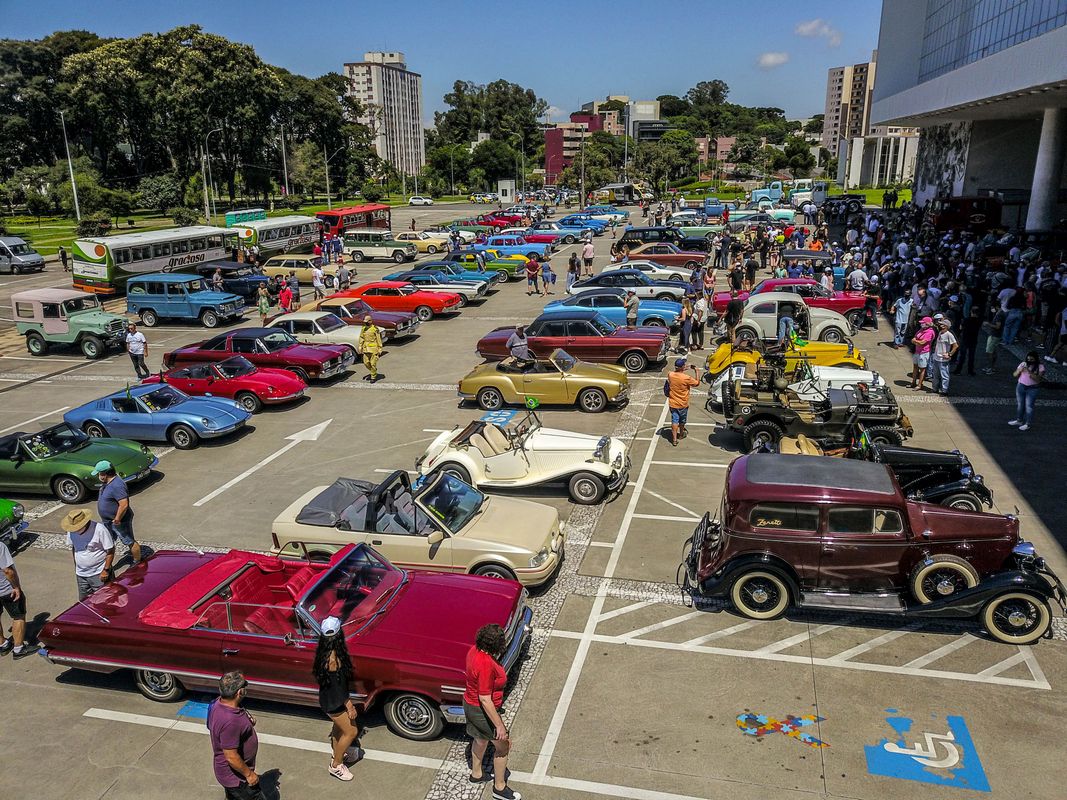 O Departamento de Trânsito do Paraná (Detran-PR), junto com a Federação Brasileira de Veículos Antigos (FBVA), realiza o evento de lançamento do novo modelo de placa preta para veículos de coleção.