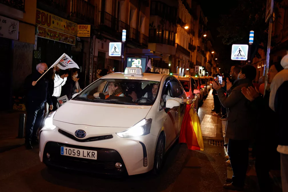 Motoristas de táxi são acolhidos com aplausos em Madri depois de atravessarem a Europa para ajudar os ucranianos.