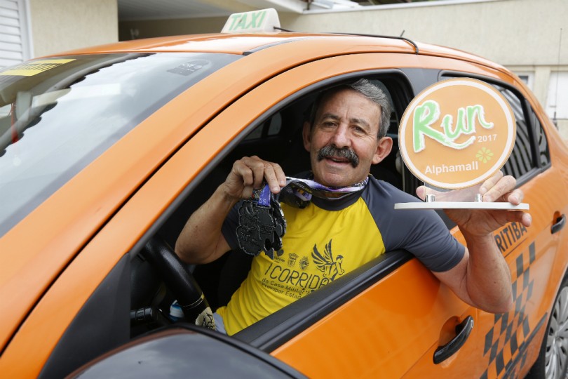 Taxista curitibano Jorge da Silva coleciona medalhas e esbanja saúde aos 73 anos