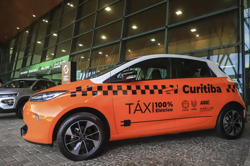 Seis taxistas de Curitiba vão participar dos testes com táxis elétricos na cidade. Crédito da matéria: José Fernando Ogura/SMCS.