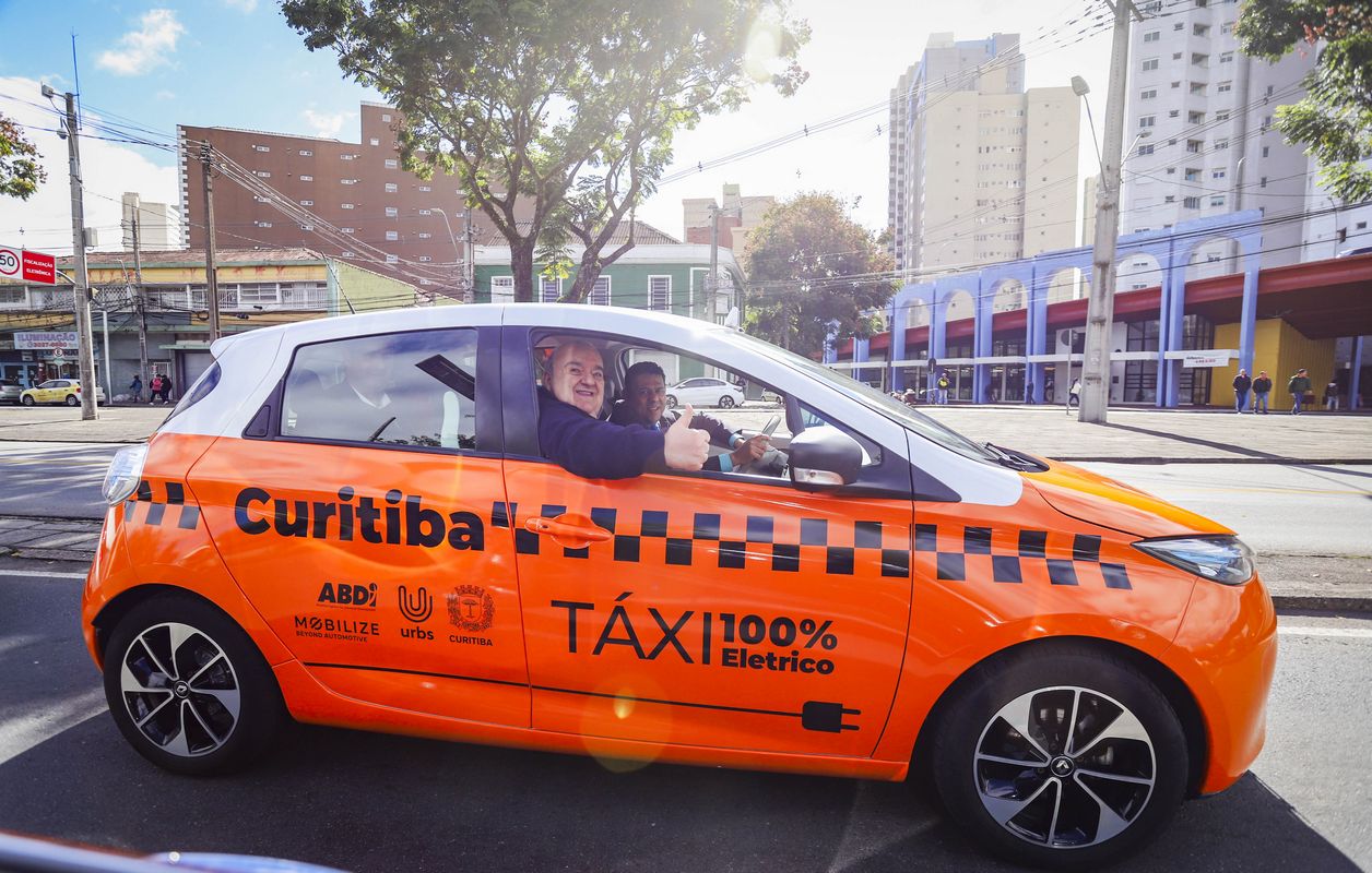 Prefeito Rafael Greca durante lançamento dos primeiros táxis 100% elétricos que vão entrar em circulação nas ruas de Curitiba - Foto: Daniel Castellano / SMCS