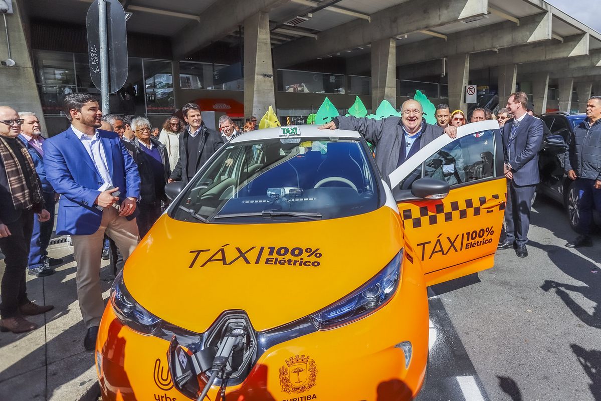 Prefeito Rafael Greca durante lançamento dos primeiros táxis 100% elétricos que vão entrar em circulação nas ruas de Curitiba - Foto: Daniel Castellano / SMCS