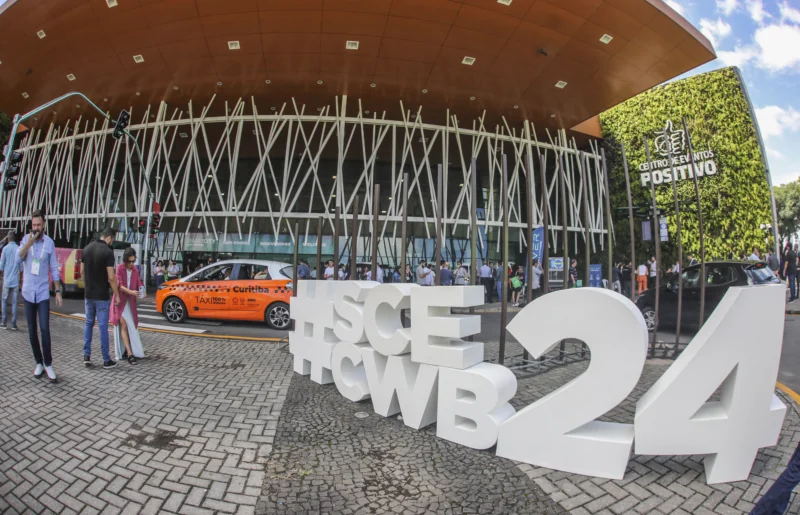 Táxis facilitam mobilidade de participantes do Smart City Expo Curitiba 2024
